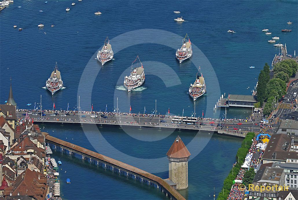 Foto: Die fünf historischen Raddampfer des Vierwaldstättersees posieren vor der Luzerner Seebrücke Bild 1792. (Luftaufnahme von Niklaus Wächter)
