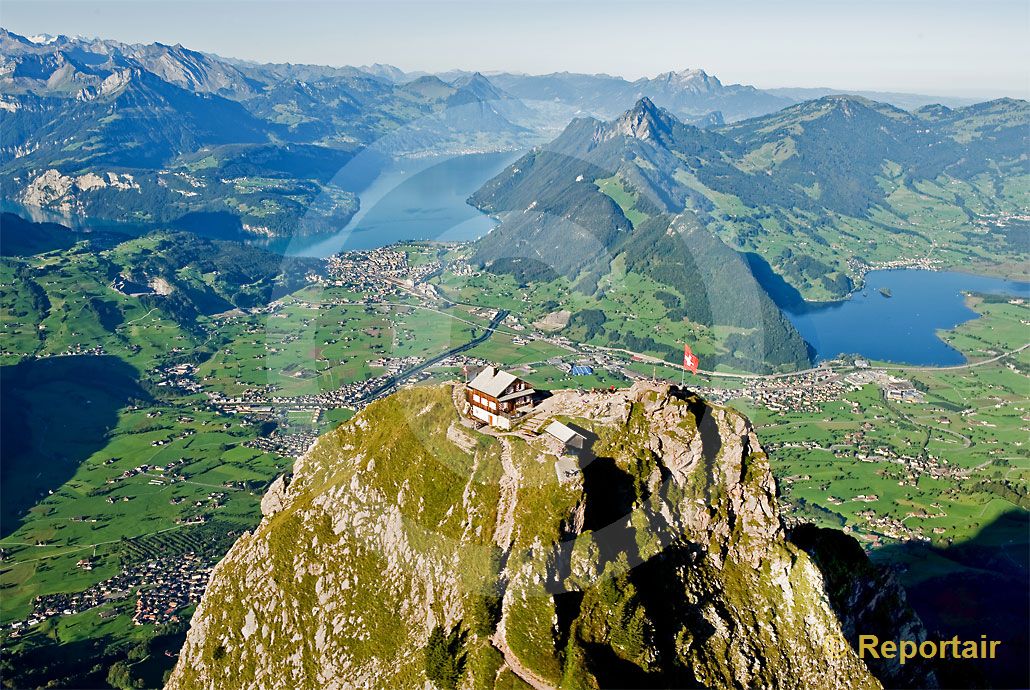 Foto: Der Grosse Mythen mit seinem Berggasthaus und dem Ausblick auf den Verwaldstättersee und den Lauerzersee. (Luftaufnahme von Niklaus Wächter)