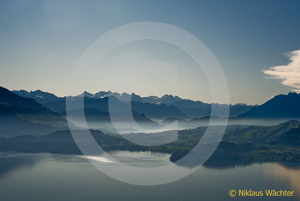 Foto: Blick vom Zugersee in die Voralpen. (Luftaufnahme von Niklaus Wächter)