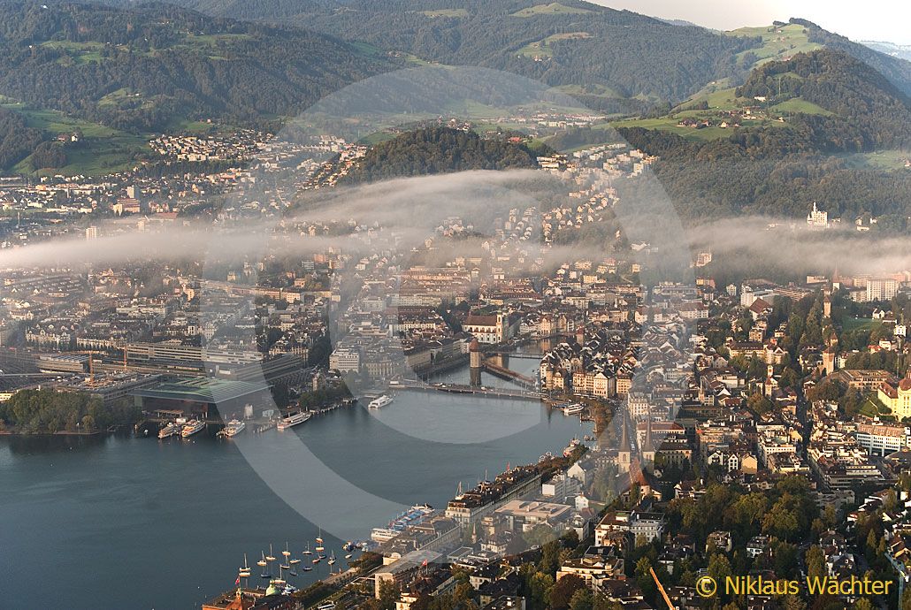 Foto: Morgennebel über Luzern. (Luftaufnahme von Niklaus Wächter)