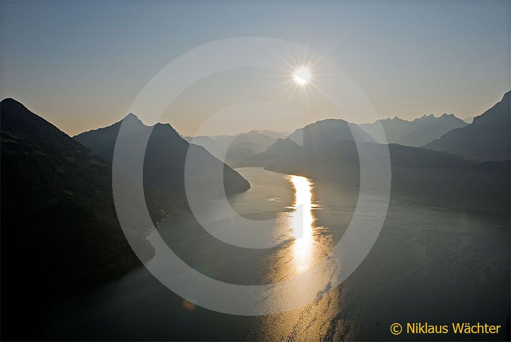 Foto: Morgensonne über dem Vierwaldstättersee bei Beckenried. (Luftaufnahme von Niklaus Wächter)