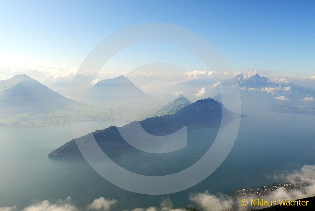 Foto: Der Bürgenstock im Dunst. (Luftaufnahme von Niklaus Wächter)