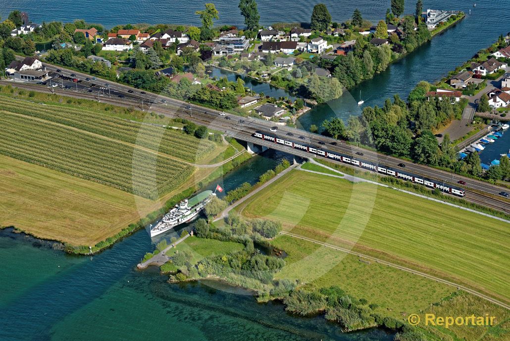 Foto: Der Raddampfer Stadt Zürich gleitet durch den Kanal bei Hurden SZ. (Luftaufnahme von Niklaus Wächter)