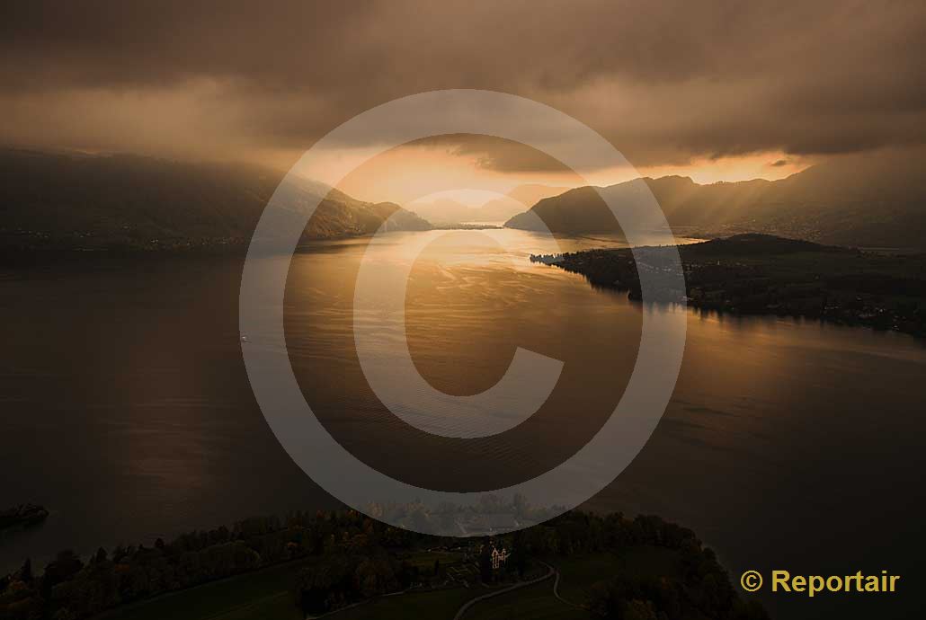 Foto: Licht am Horizont des Vierwaldstättersees. (Luftaufnahme von Niklaus Wächter)