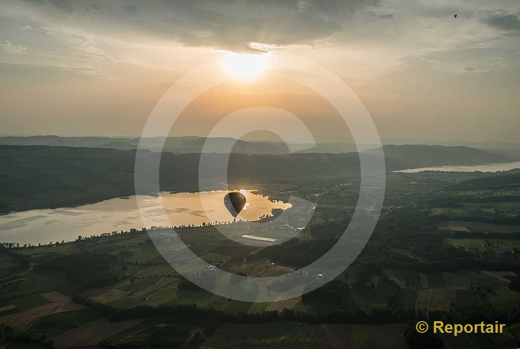 Foto: Ein Ballon beim Baldeggersee (LU) in der Abendsonne.. (Luftaufnahme von Niklaus Wächter)