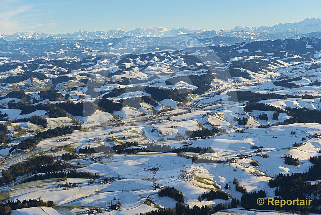 Foto: Die Napfregion, die Voralpen und die Alpenkette.. (Luftaufnahme von Niklaus Wächter)