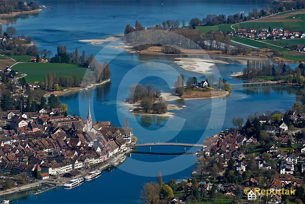 Foto: Tiefer Wasserpegel des Rheins bei Stein am Rhein. (Luftaufnahme von Niklaus Wächter)