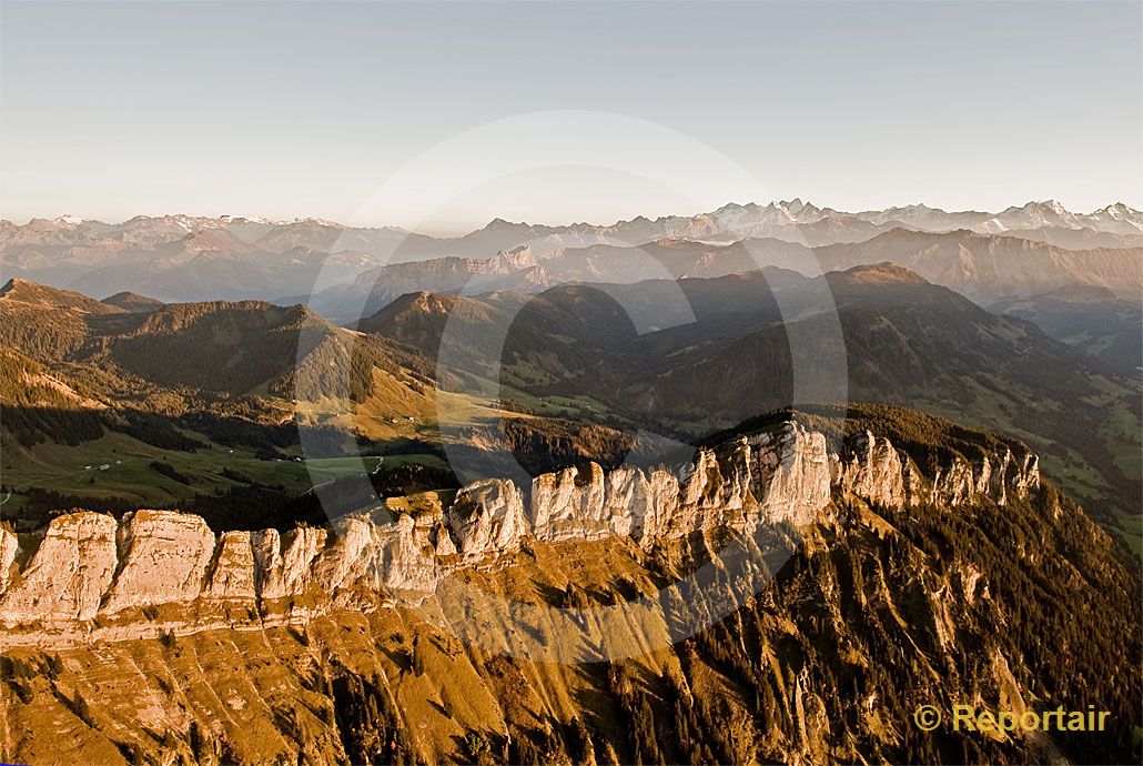 Foto: Die Felszacken der Schwändiliflue  in der Biosphäre Entlebuch gelten als die Dolomiten der Zentralschweiz.. (Luftaufnahme von Niklaus Wächter)