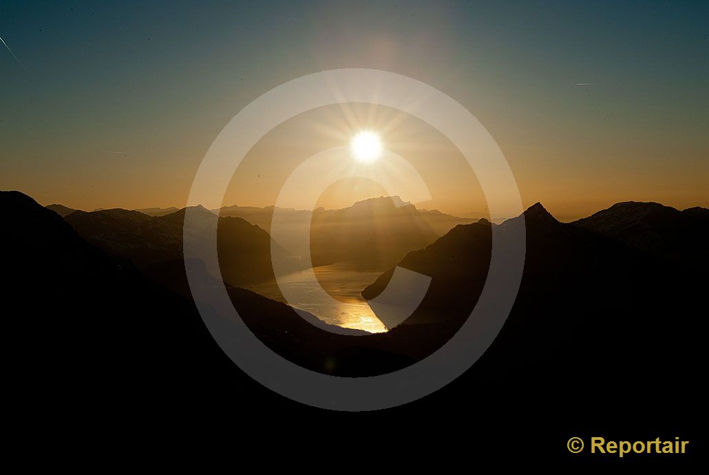 Foto: Die Abendsonne spiegelt sich im Vierwaldstättersee. (Luftaufnahme von Niklaus Wächter)