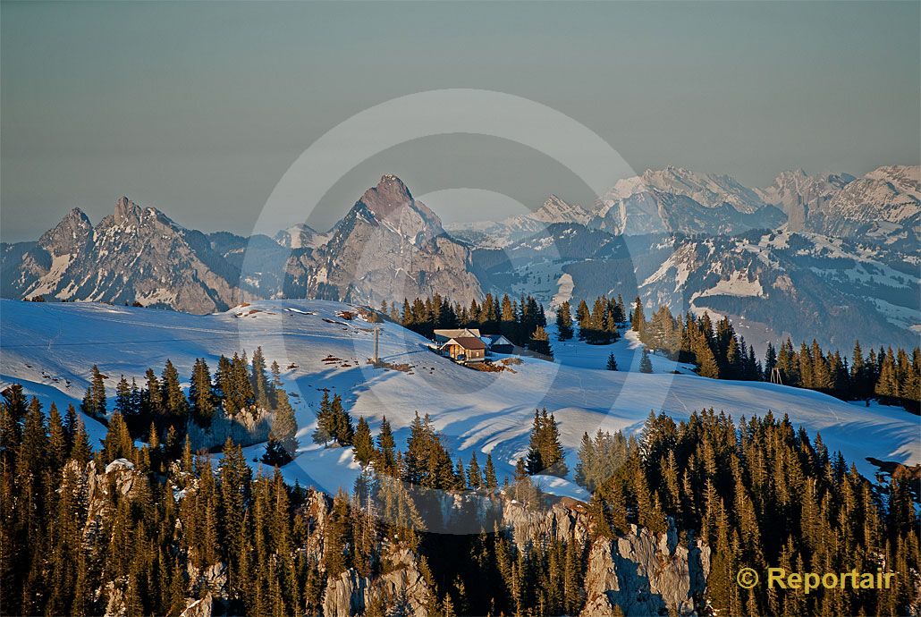 Foto: Die Musenalp und die beiden Mythen im Hintergrund. (Luftaufnahme von Niklaus Wächter)