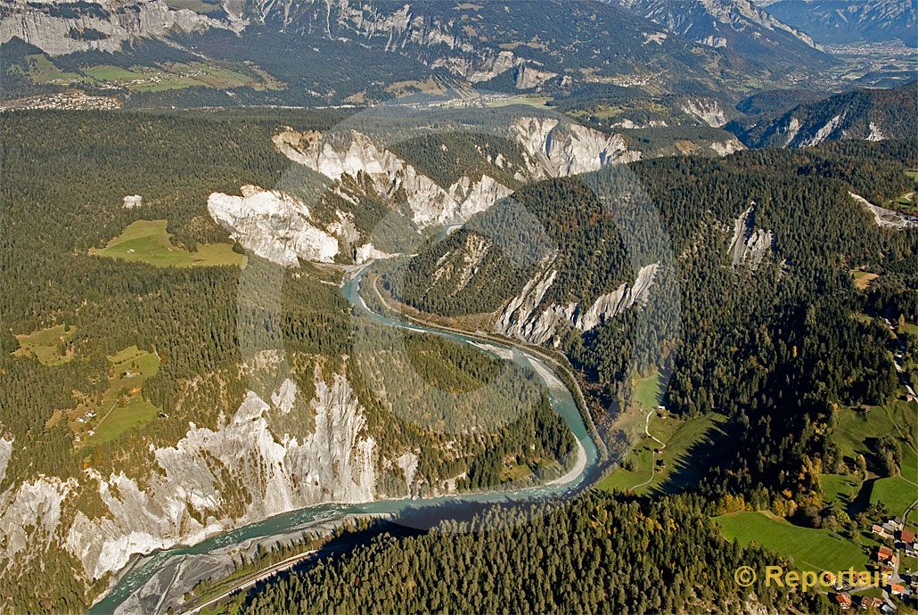 Foto: Die Rheinschlucht bei Valendas. (Luftaufnahme von Niklaus Wächter)