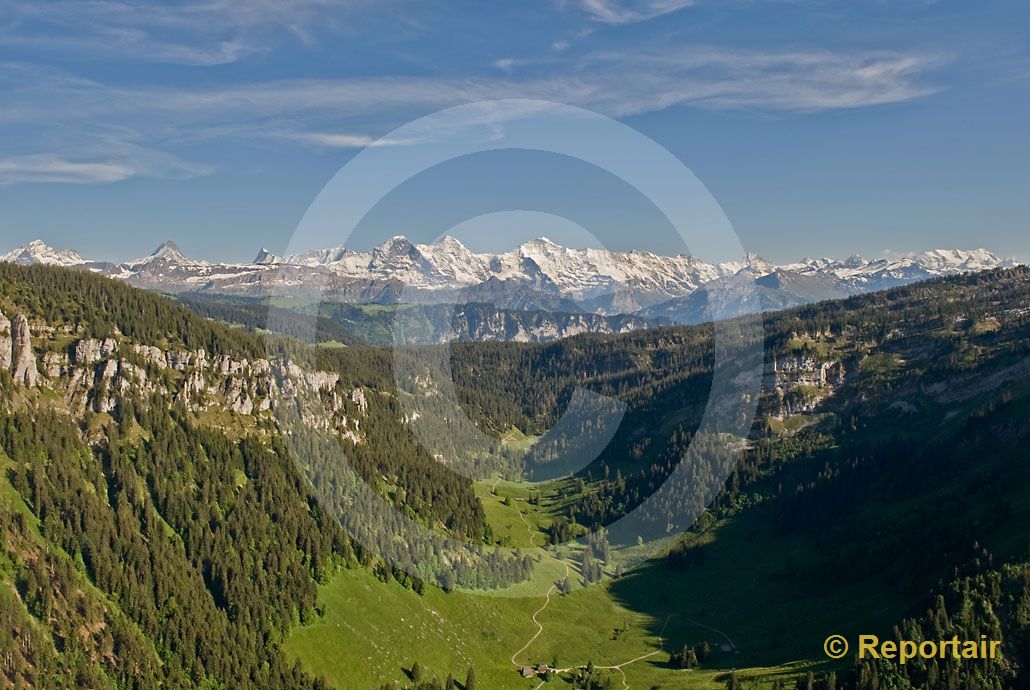 Foto: Grünenbergpass mit Alpenkette BE. (Luftaufnahme von Niklaus Wächter)