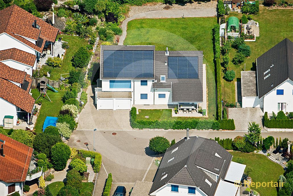 Foto: Einfamilienhaus in  Einfamilienhaussiedlung.. (Luftaufnahme von Niklaus Wächter)