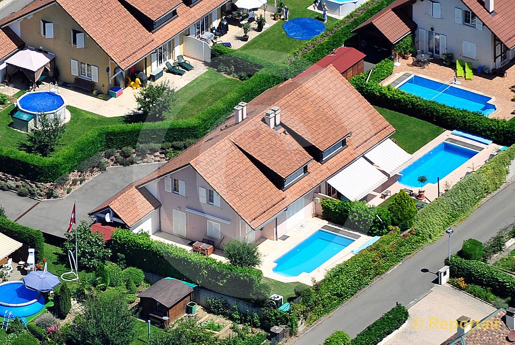 Foto: Doppeleinfamilienhaus in  Doppelhaussiedlung.. (Luftaufnahme von Niklaus Wächter)