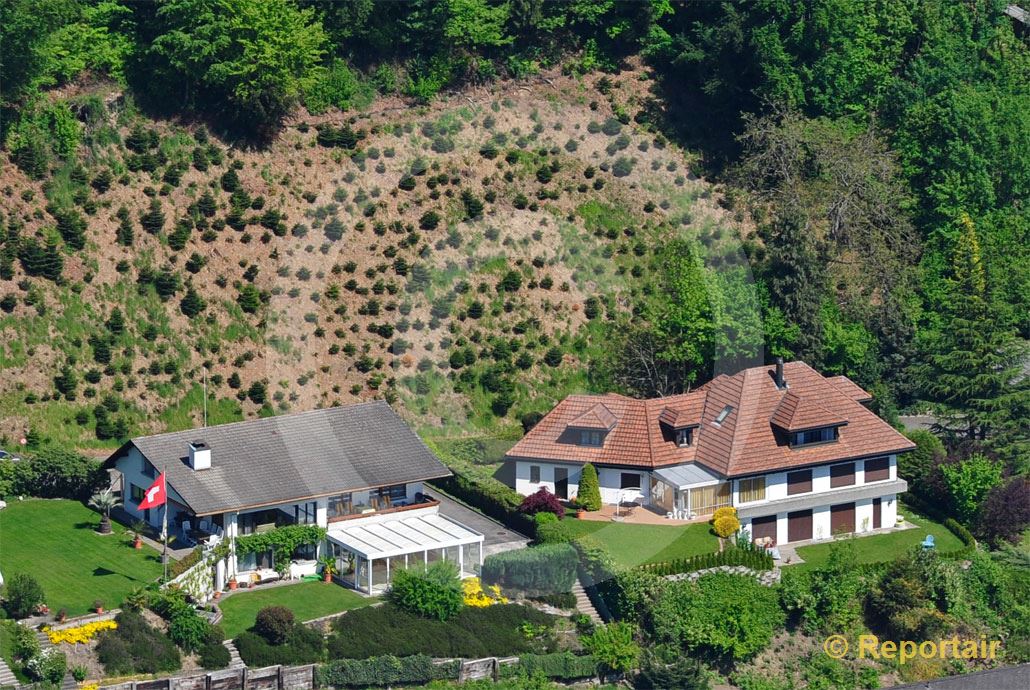 Foto: Hangsicherungsmassnahmen für  neugebaute Einfamilienhäuser.. (Luftaufnahme von Niklaus Wächter)