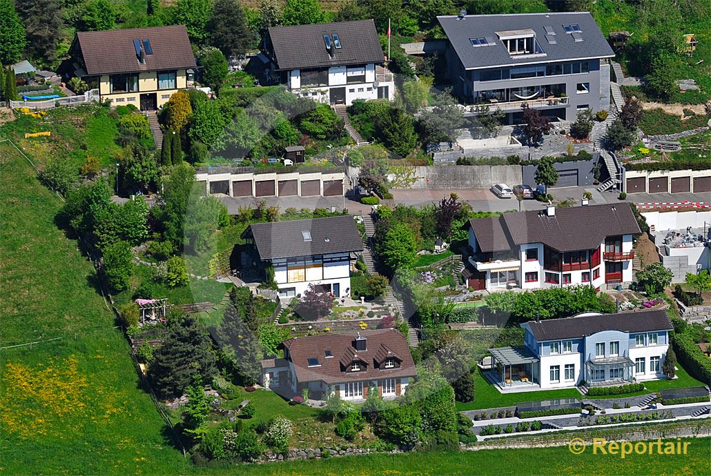 Foto: Häusergruppe  in  Einfamilienhaussiedlung.. (Luftaufnahme von Niklaus Wächter)