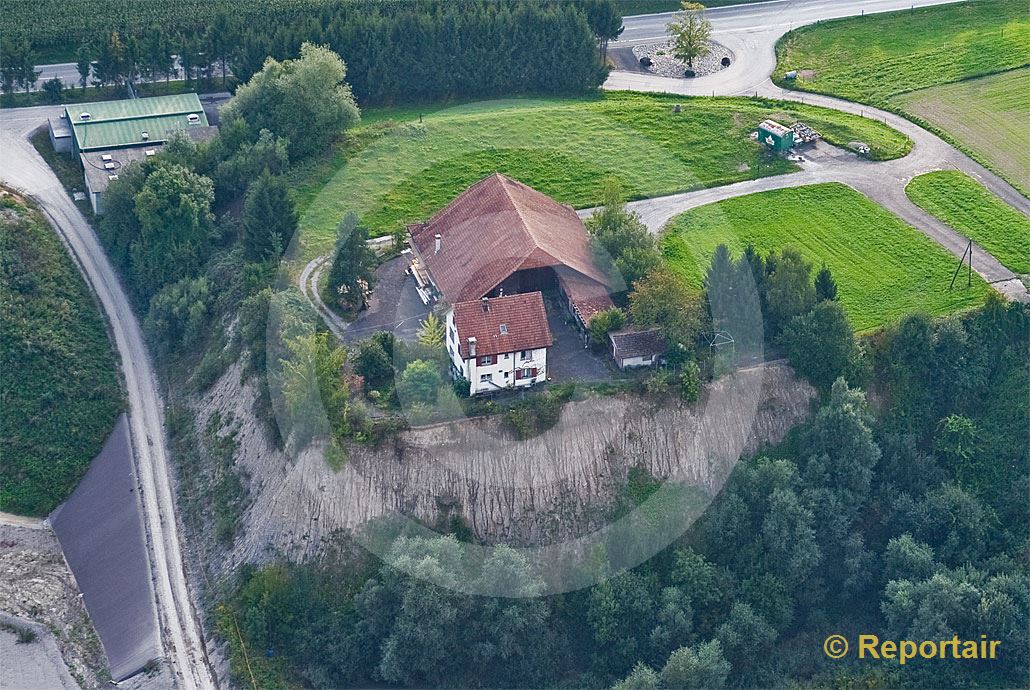 Foto: Umzingelter Hof bei Obfelden ZH.. (Luftaufnahme von Niklaus Wächter)