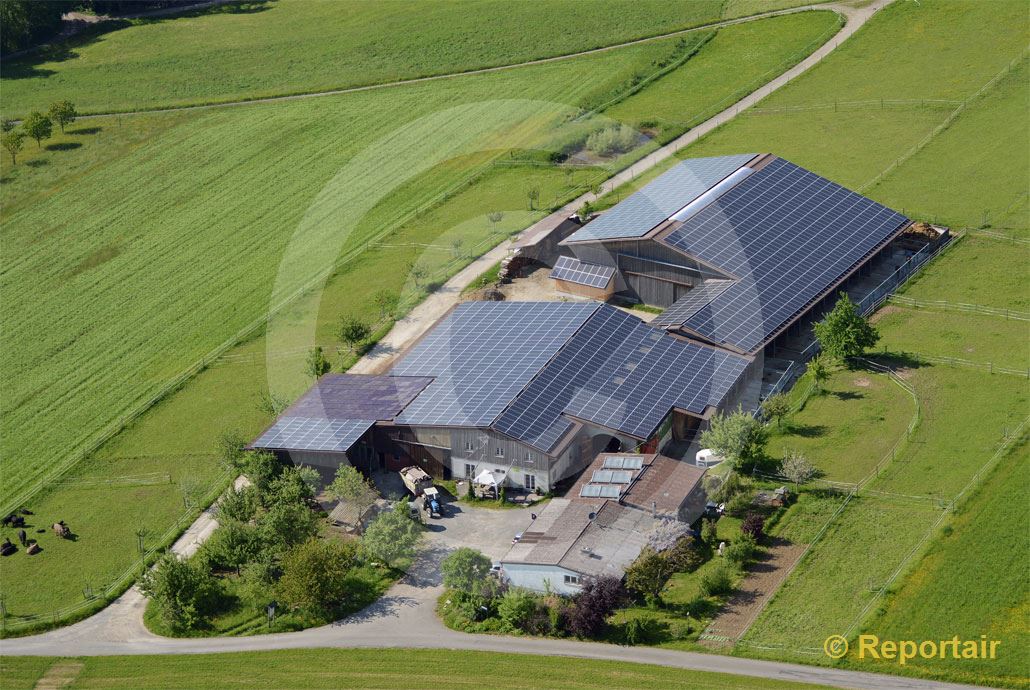 Foto: Solarhof bei Sarmenstorf AG.. (Luftaufnahme von Niklaus Wächter)