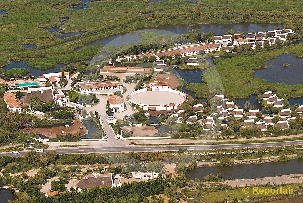 Foto: Die .Auberge Cavaliere du Pont des  Bannes bei Les Saintes Maries de la mer in der Camargue. (Luftaufnahme von Niklaus Wächter)