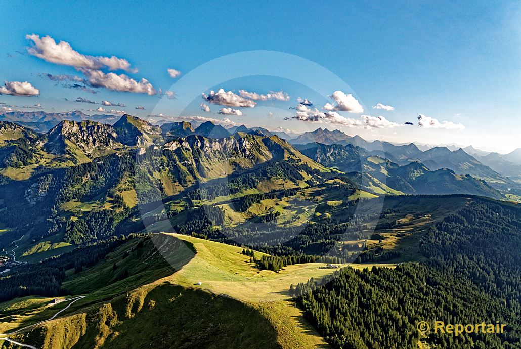 Foto: Die Freiburger Voralpen. (Luftaufnahme von Niklaus Wächter)