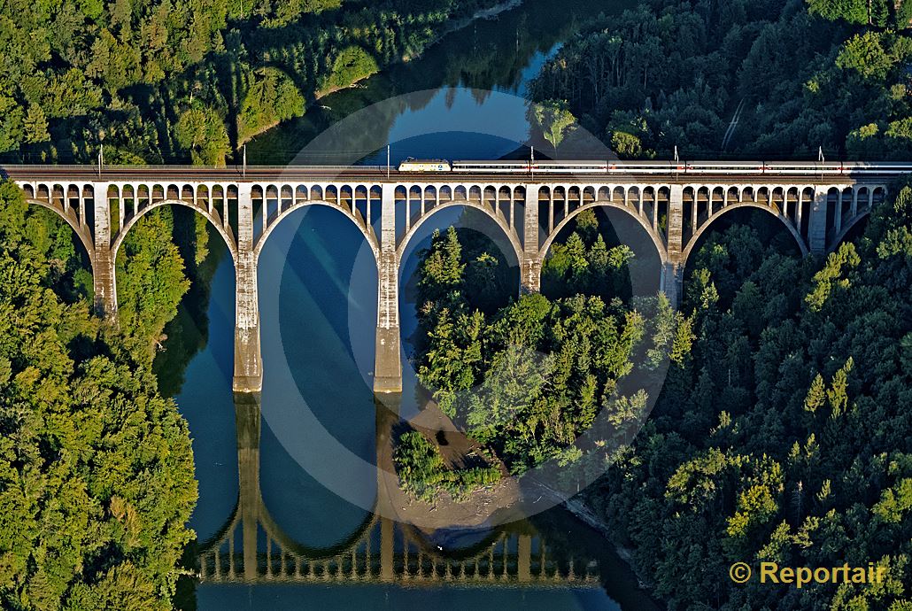 Foto: Das Grandfey-Viadukt bei Fribourg. (Luftaufnahme von Niklaus Wächter)