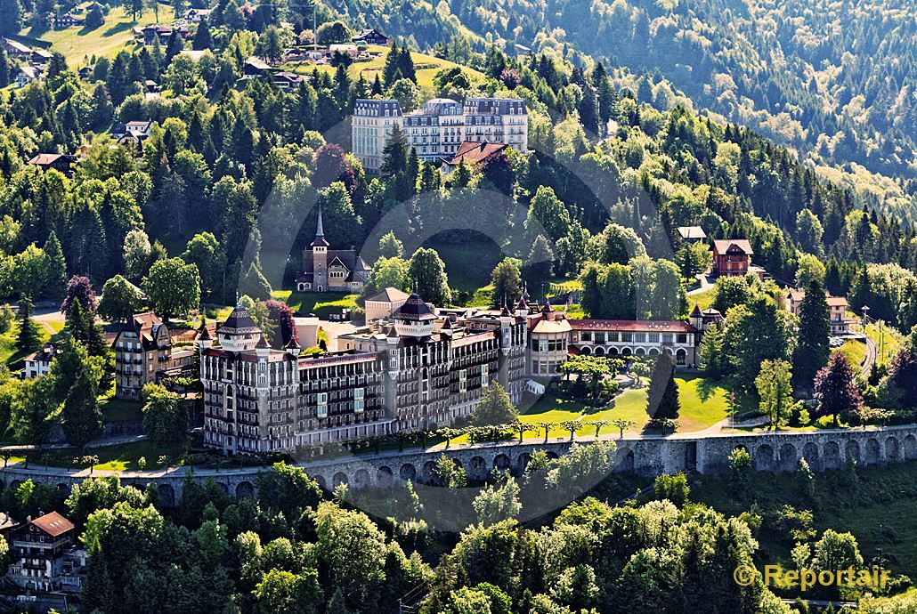 Foto: Caux oberhalb Montreux im Morgenlicht. (Luftaufnahme von Niklaus Wächter)