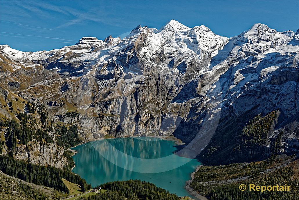Foto: Der Oeschinensee ob Kandersteg liegt auf 1578 Metern Hoehe. (Luftaufnahme von Niklaus Wächter)