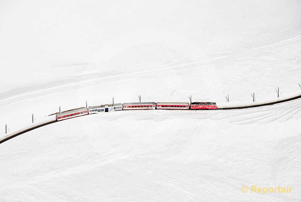 Foto: Die Matterhorn-Gotthardbahn unterwegs im Skigebiet von Andermatt. (Luftaufnahme von Niklaus Wächter)