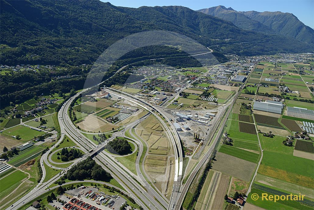 Foto: Der Ceneri-Basistunnel im Bau. Südlich von Giubiasco TI geht die neue Linie links weg. (Luftaufnahme von Niklaus Wächter)