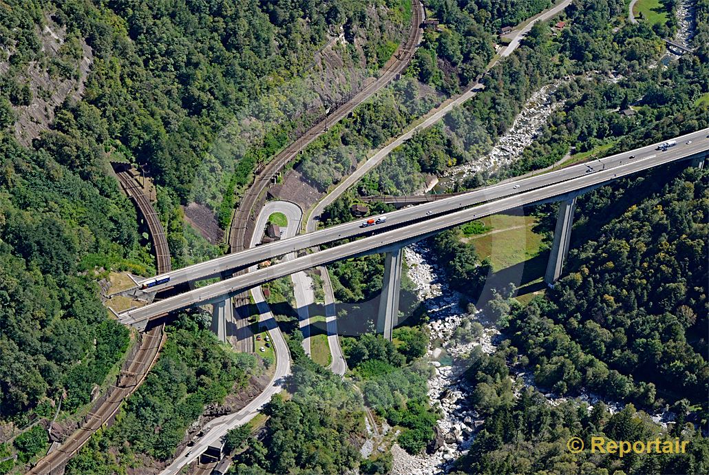 Foto: Die Gotthard-Südrampe bei Chironico TI. (Luftaufnahme von Niklaus Wächter)