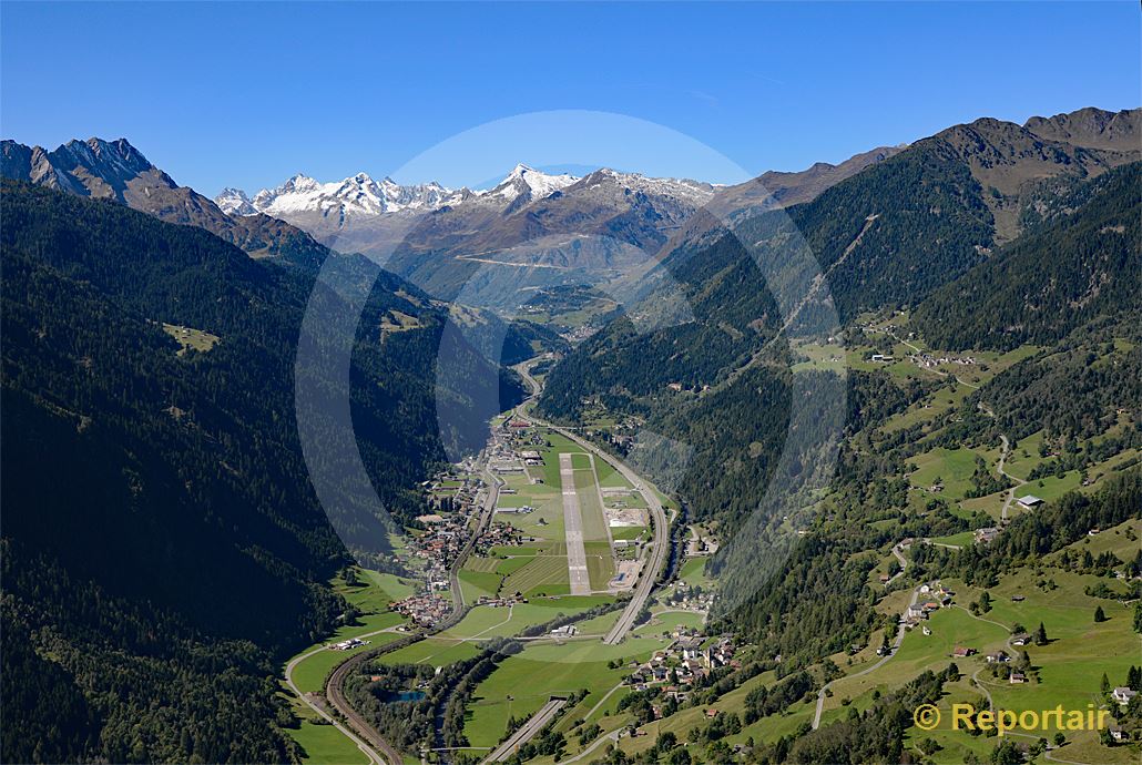 Foto: Ambri TI und sein Flugplatz. (Luftaufnahme von Niklaus Wächter)