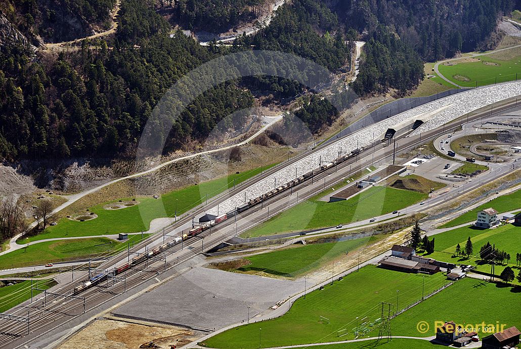 Foto: Gotthard-Basistunnel Nordportal bei Erstfeld UR. (Luftaufnahme von Niklaus Wächter)