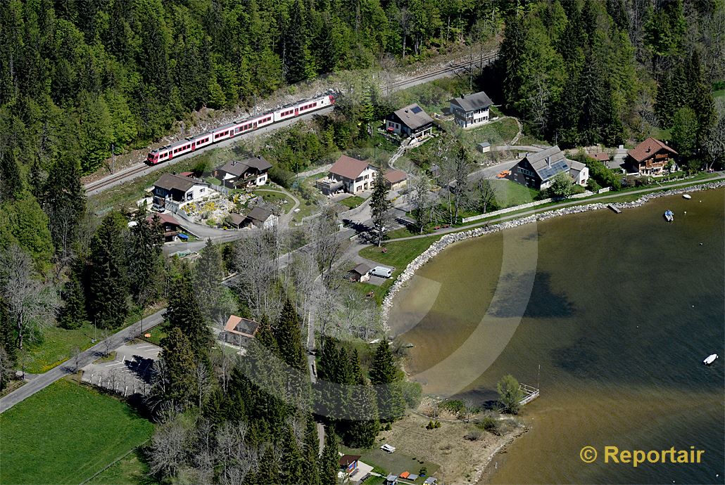 Foto: Die Bahn unterwegs am Lac de joux VD. (Luftaufnahme von Niklaus Wächter)