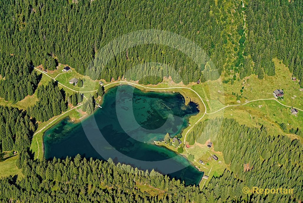 Foto: Der Arnisee liegt auf 1370 m.ü.M. auf der Geländeterrasse Arni oberhalb Amsteg UR. (Luftaufnahme von Niklaus Wächter)