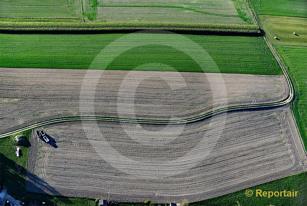 Foto: Linienführungen der Landwirtschaft bei Avry FR. (Luftaufnahme von Niklaus Wächter)