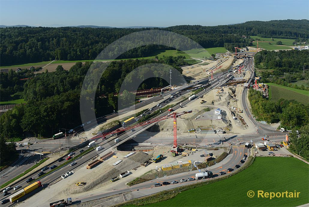 Foto: Ausbau der Nordumfahrung Zürich. Blickrichtung Gubristtunnel Nordportal. (Luftaufnahme von Niklaus Wächter)