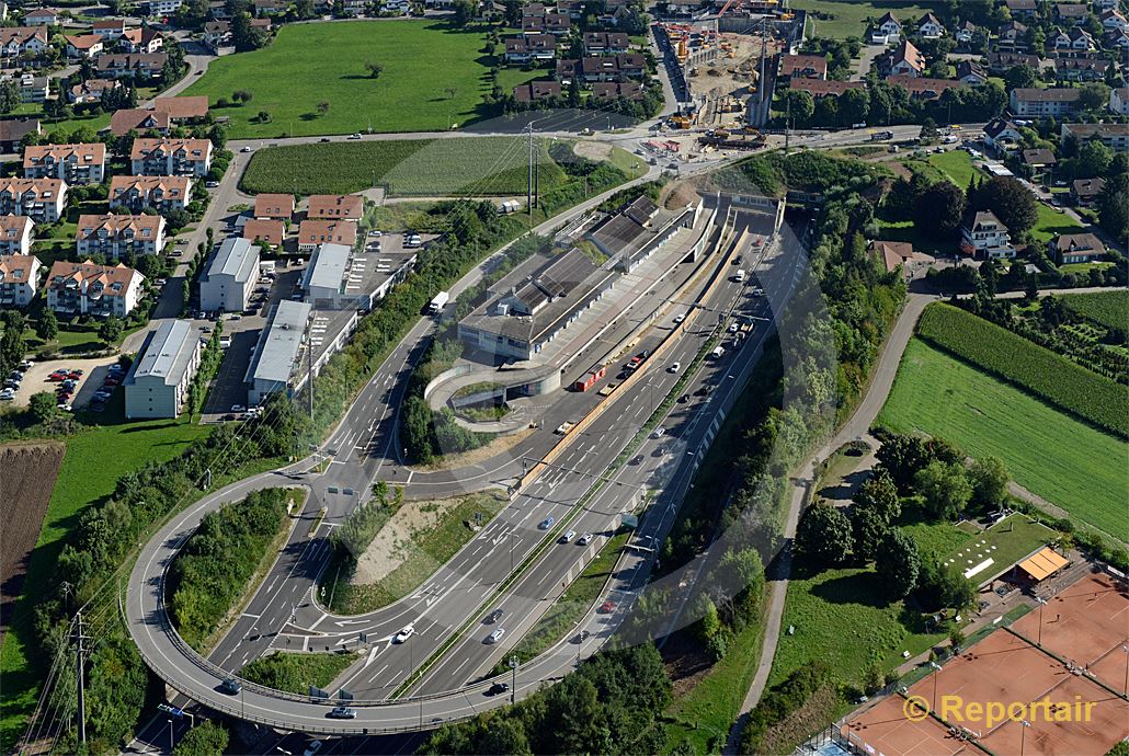 Foto: Ausbau der Nordumfahrung Zürich. Blick auf das Südportal des Gubristtunnels. (Luftaufnahme von Niklaus Wächter)