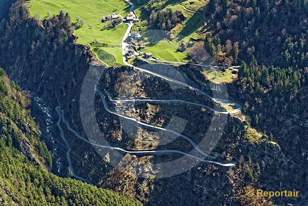 Foto: Strassenbau im Gebirge. Immer wieder wird die Strasse zwischen Amsteg und Bristen UR verschüttet. (Luftaufnahme von Niklaus Wächter)