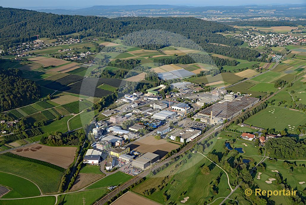 Foto: Vorbildlich begrenzt - das Industriegebiet von Otelfingen ZH. (Luftaufnahme von Niklaus Wächter)