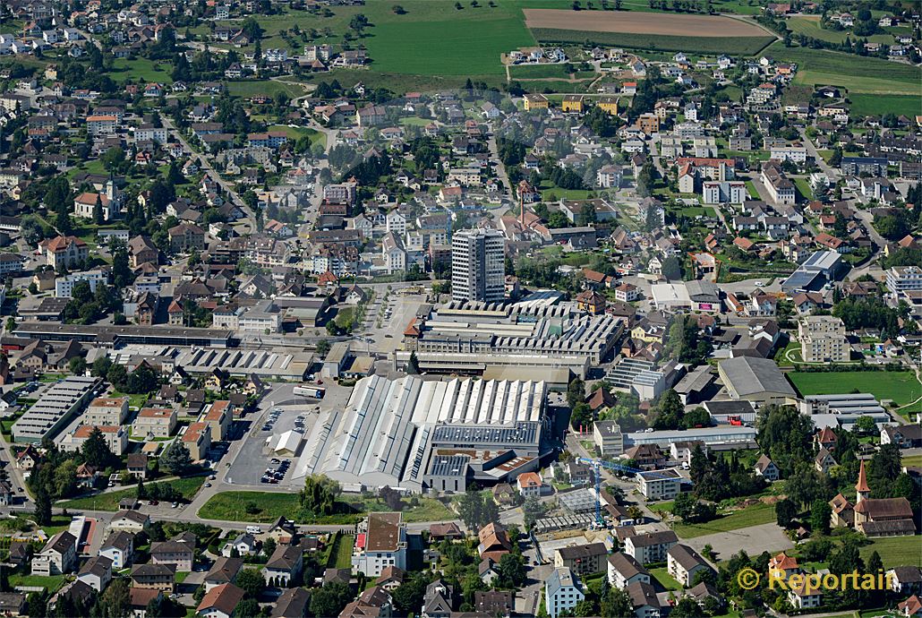 Foto: Mitten in Menziken AG steht die Aluminiumfabrik. (Luftaufnahme von Niklaus Wächter)
