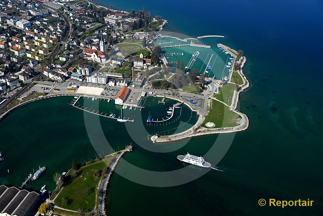 Foto: Ein Schiff läuft ein in Romanshorn TG. (Luftaufnahme von Niklaus Wächter)