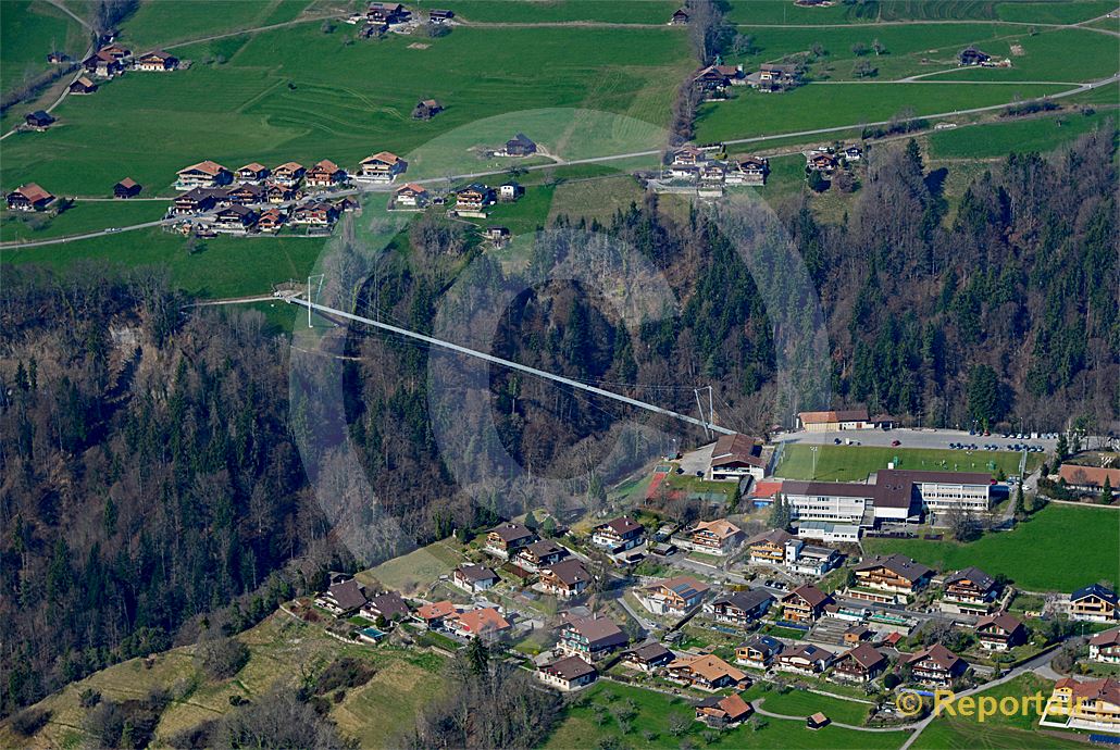 Foto: Eine 320 Meter lange Panorama-Hängebrücke über ein Bachtobel verbindet Sigriswil BE mit dem Nachbarort. (Luftaufnahme von Niklaus Wächter)