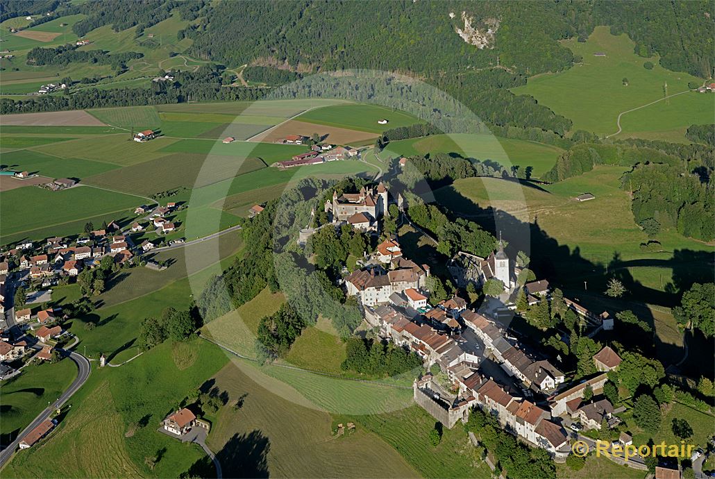 Foto: Das historische Städtchen Greyerz bzw. Gruyeres ist mit seinem Schloss ein Touristenmagnet. (Luftaufnahme von Niklaus Wächter)
