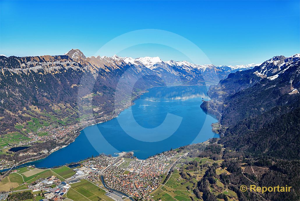 Foto: Der Brienzersee mit seinem berühmten gletscherblauen Wasser. (Luftaufnahme von Niklaus Wächter)