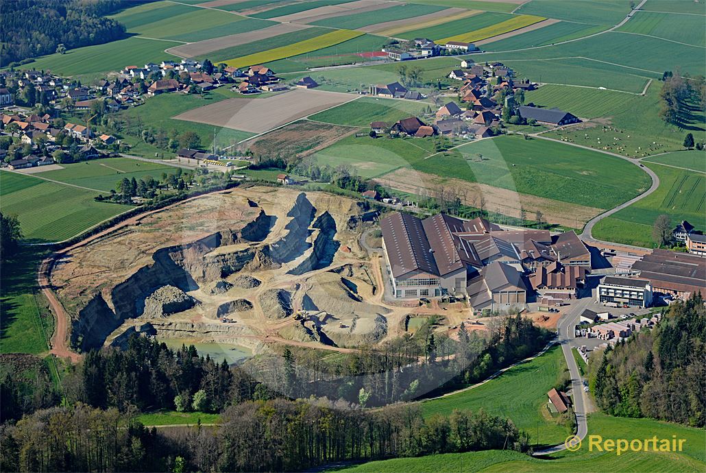 Foto: Landschaftsprägend - die Ziegelei von Rapperswil BE. (Luftaufnahme von Niklaus Wächter)