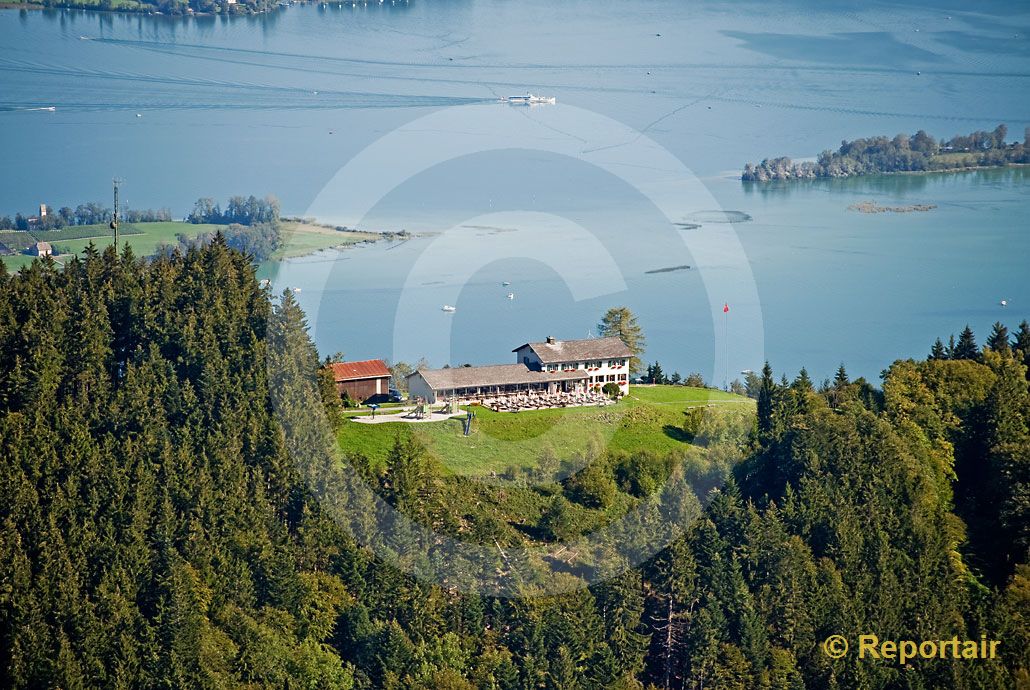 Foto: Berggasthaus Etzel auf Etzel-Kulm mit Ausblick auf den Zürichsee. (Luftaufnahme von Niklaus Wächter)