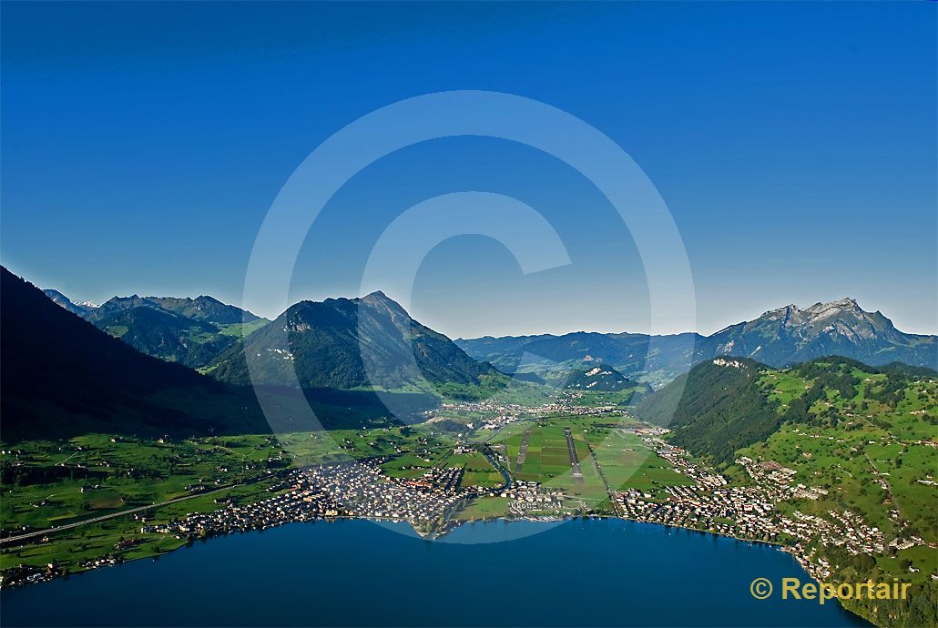 Foto: Buochs NW mit seinem Flugplatz. (Luftaufnahme von Niklaus Wächter)