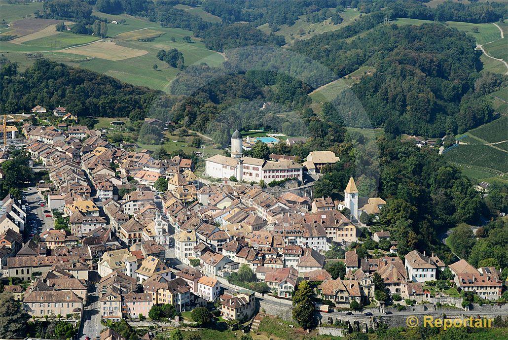 Foto: Aubonne VD mit seinem mittelalterlichen Ortsbild und dem Schloss. (Luftaufnahme von Niklaus Wächter)