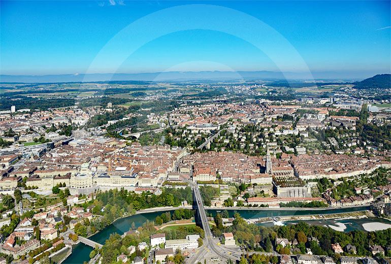 Foto: Bern mit Bundeshaus und Altstadt. (Luftaufnahme von Niklaus Wächter)