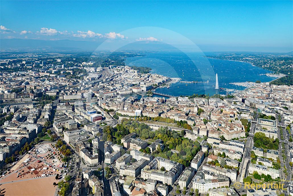 Foto: Genf mit seiner Plaine de Plainpalais links unten und seiner Fontaine im See. (Luftaufnahme von Niklaus Wächter)